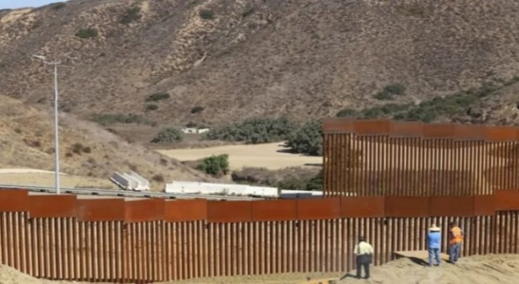 Tras caer del muro fronterizo migrante resultó lesionado