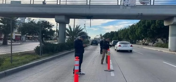 Ayuntamiento de Tijuana trabaja en el desprendimiento de plafón en puente UABC