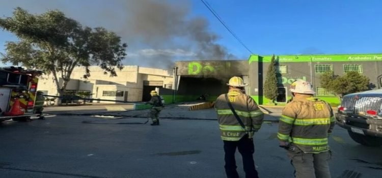 Perdida total en bodega de pintura en Otay tras incendiarse