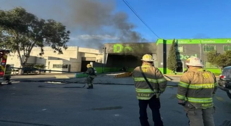 Perdida total en bodega de pintura en Otay tras incendiarse