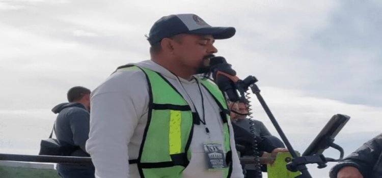El salvadoreño Jasef Flores da serenatas en el muro fronterizo de Tijuana