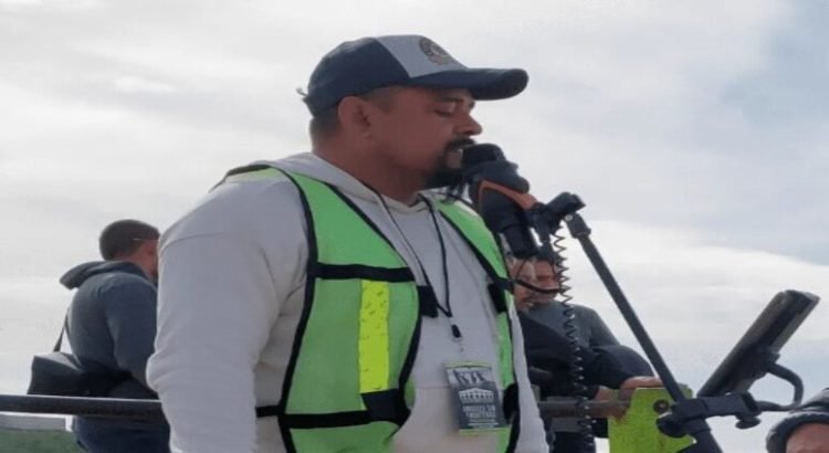 El salvadoreño Jasef Flores da serenatas en el muro fronterizo de Tijuana
