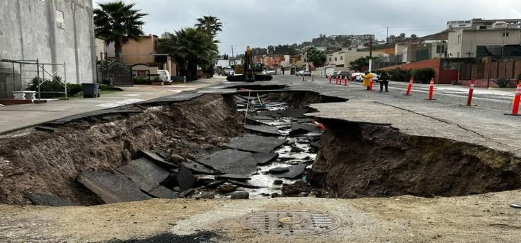 Se abre socavón de 15 metros en el fraccionamiento Jardín de las Bugambilias