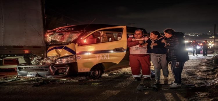 Nueve pasajeros de un taxi terminan lesionados