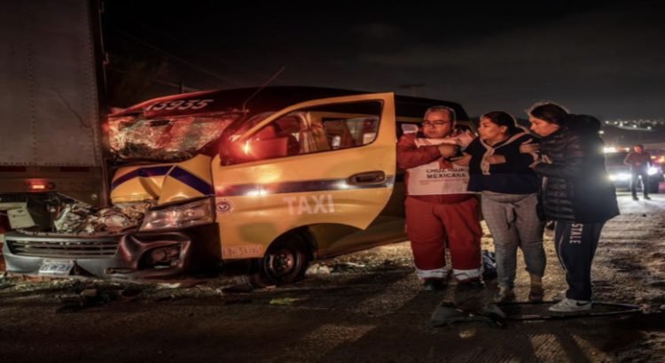 Nueve pasajeros de un taxi terminan lesionados