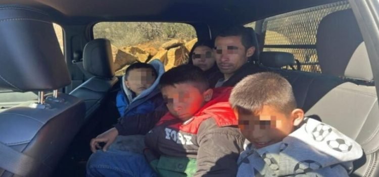 Rescatan a familia de migrantes extraviada en cerro de Tijuana