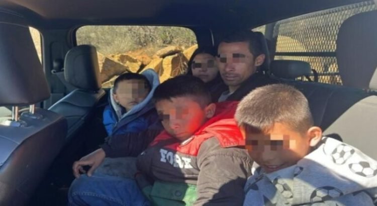 Rescatan a familia de migrantes extraviada en cerro de Tijuana
