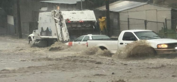 Automóviles quedan varados por las inundaciones en Tijuana