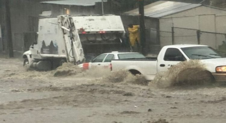 Automóviles quedan varados por las inundaciones en Tijuana