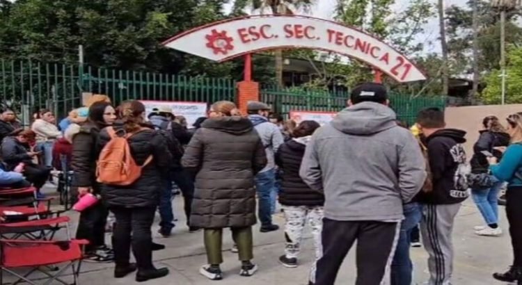 Docentes y padres de familia exigen destitución del director de la Secundaria Técnica 21