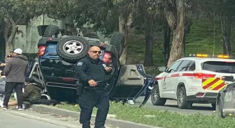 Choque provoca volcadura sobre vía rápida oriente