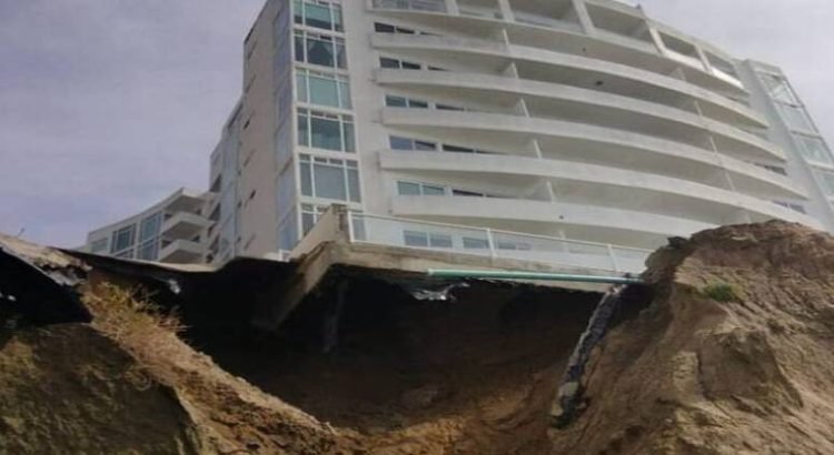 Se derrumba soporte de edificio multifamiliar en Playas de Tijuana