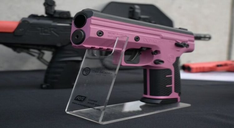 Impulsan en BC el uso de pistolas no letales para seguridad de mujeres