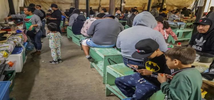 Migrantes acuden a albergues por lluvias