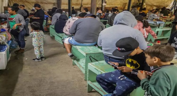 Migrantes acuden a albergues por lluvias