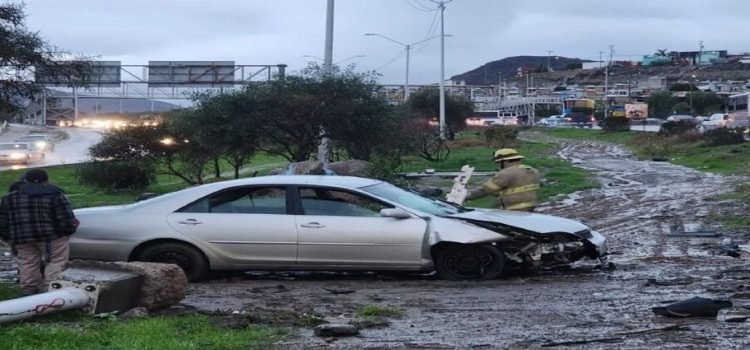 Tormenta en Tijuana deja vehículos varados y volcaduras