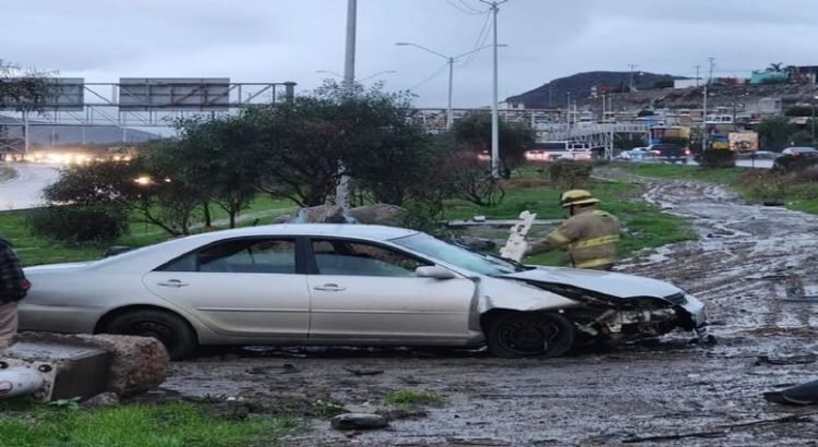 Tormenta en Tijuana deja vehículos varados y volcaduras