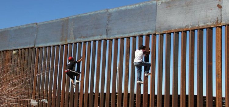 11 personas lesionadas por intentar saltar el muro fronterizo