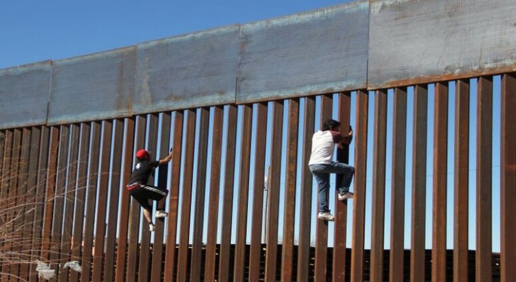 11 personas lesionadas por intentar saltar el muro fronterizo