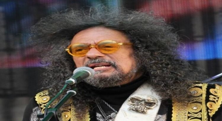 Hospitalizan al guitarrista Javier Bátiz por complicaciones de salud