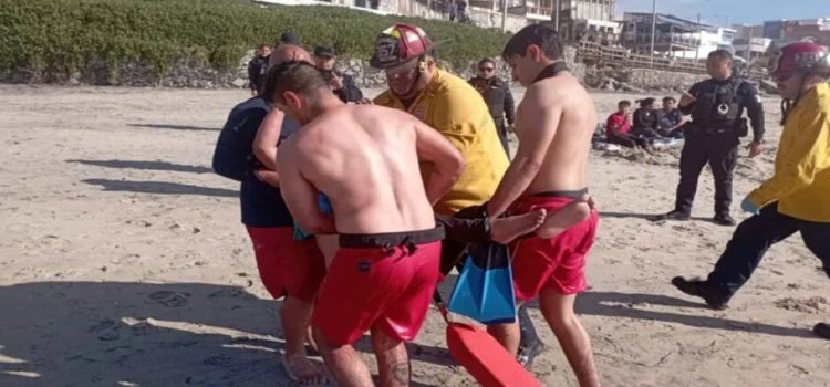 Rescatan a mujer migrante que cayó al mar en el intento de cruzar a Estados Unidos