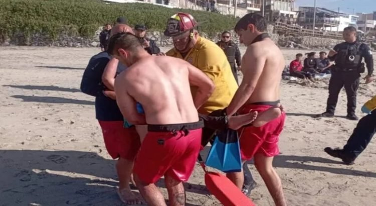Rescatan a mujer migrante que cayó al mar en el intento de cruzar a Estados Unidos