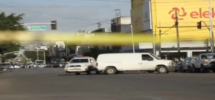Sujetos atacan a policía municipal, muere uno de los atacantes