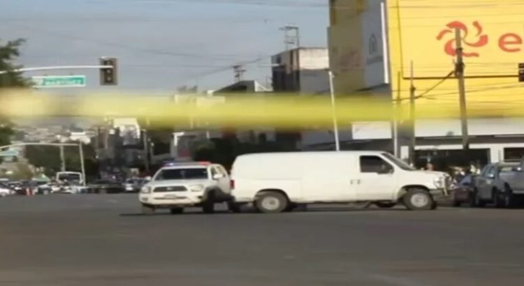 Sujetos atacan a policía municipal, muere uno de los atacantes