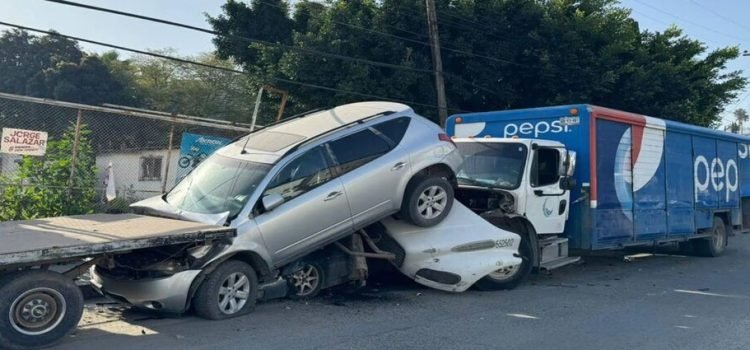 Camión sin frenos causa carambola en Tijuana
