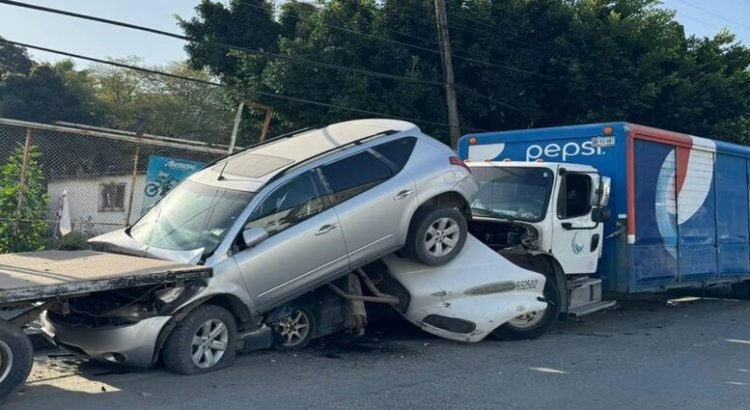 Camión sin frenos causa carambola en Tijuana