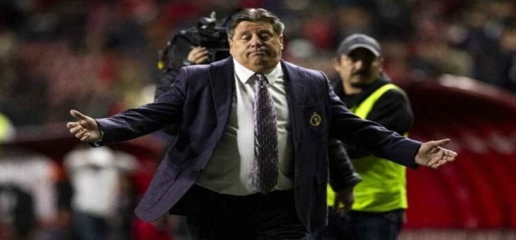 El Piojo Herrera se encara con aficionado de Xolos tras empate en Santos
