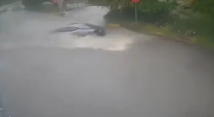 Tormenta deja inundaciones en Tijuana; hombre sobrevive a ser arrastrado por la corriente