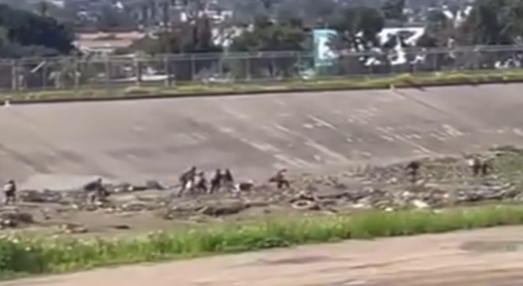 Registran cruce masivo de migrantes en Tijuana