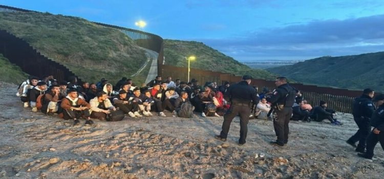 Detienen a 64 migrantes que intentaban cruzar desde Tijuana a EU