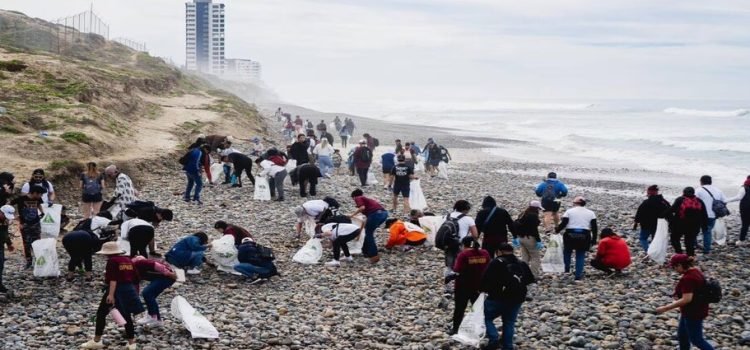 Recolectan 1 tonelada de basura en playas de Tijuana