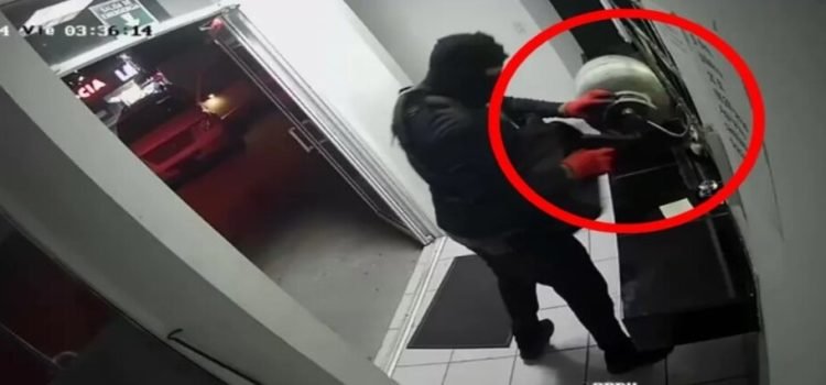 Sujeto encapuchado amenaza con explotar ‘mina de gas’ para robar casa de cambio en Tijuana