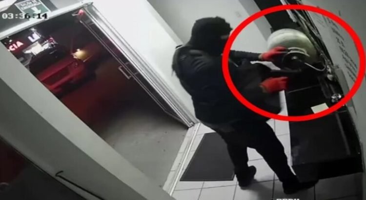 Sujeto encapuchado amenaza con explotar ‘mina de gas’ para robar casa de cambio en Tijuana