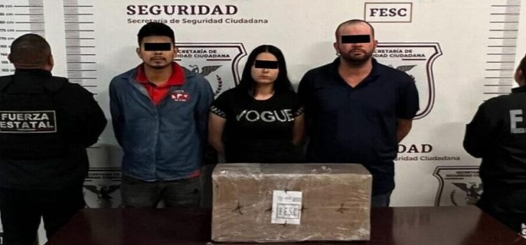 Detienen a dos hombres y una mujer durante decomiso de 8 kilos de metanfetamina