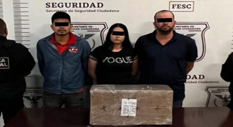 Detienen a dos hombres y una mujer durante decomiso de 8 kilos de metanfetamina