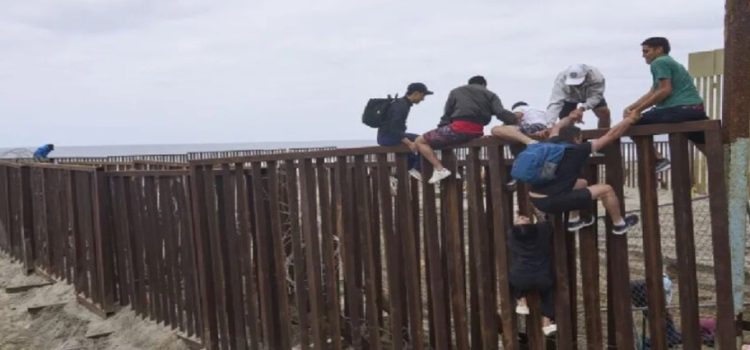 Tres mujeres migrantes resultan heridas tras caer del muro fronterizo