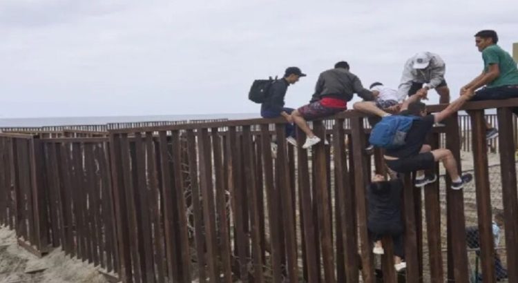 Tres mujeres migrantes resultan heridas tras caer del muro fronterizo