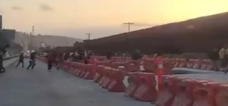 Cruce masivo de migrantes en Tijuana
