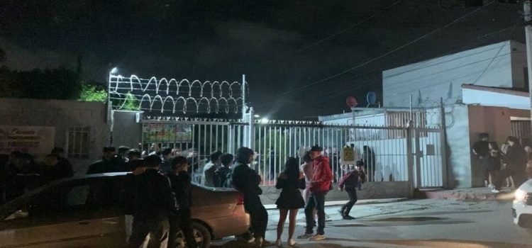 Suspenden fiesta clandestina con más de 300 menores