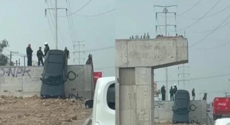 Conductor entra a construcción y cae de puente en Tijuana