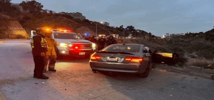 Cae vehículo al barranco del Cañón del Matadero junto