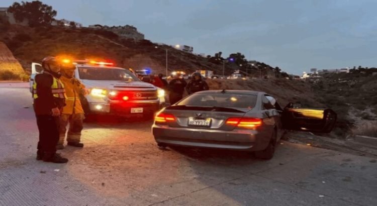 Cae vehículo al barranco del Cañón del Matadero junto