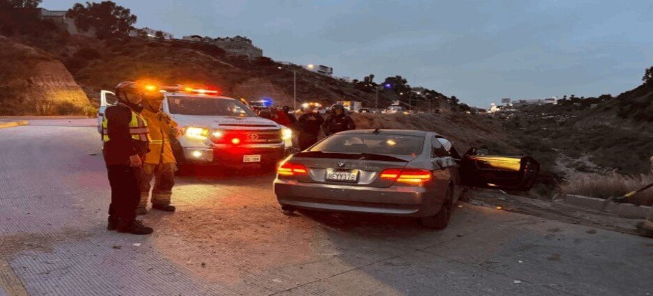 Cae vehículo al barranco del Cañón del Matadero junto