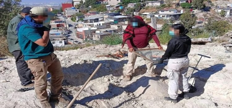 Encuentran 12 cuerpos en fosa clandestina en Infonavit Cachanillas