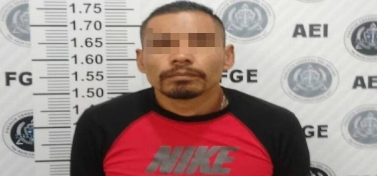 Detienen a hombre por robo de vehículo