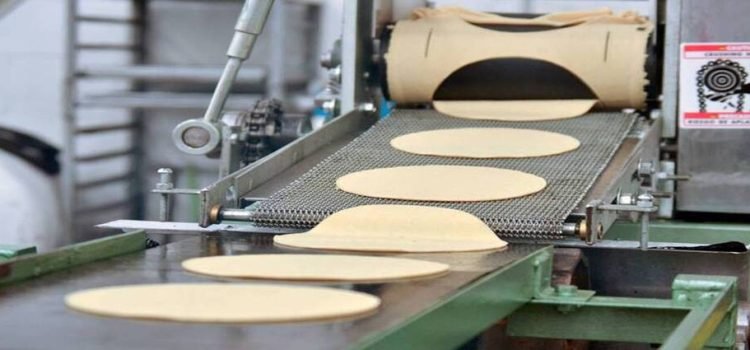 Empleada termina con la mano atrapada en la máquina de tortillas